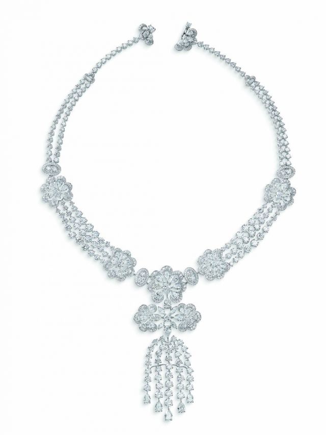 قلادة مصنوعة من الذهب الأبيض عيار 18 قيراط، ومرصّعة بالألماس