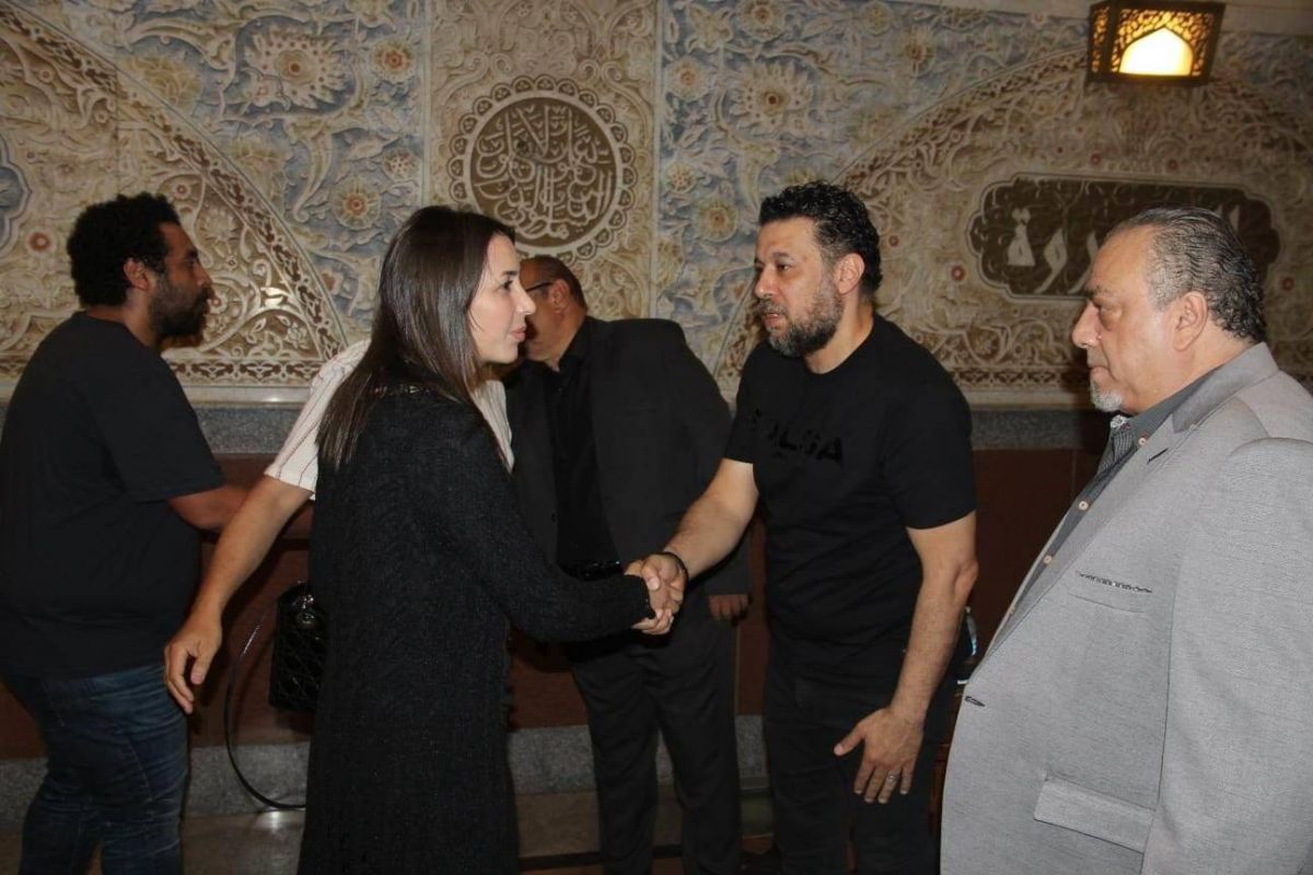 بالصور - نجوم الغناء يواسون المايسترو محمد الموجي في وفاة والدته