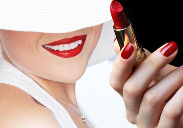 احذري من هذه المواد السامّة في أحمر الشفاه