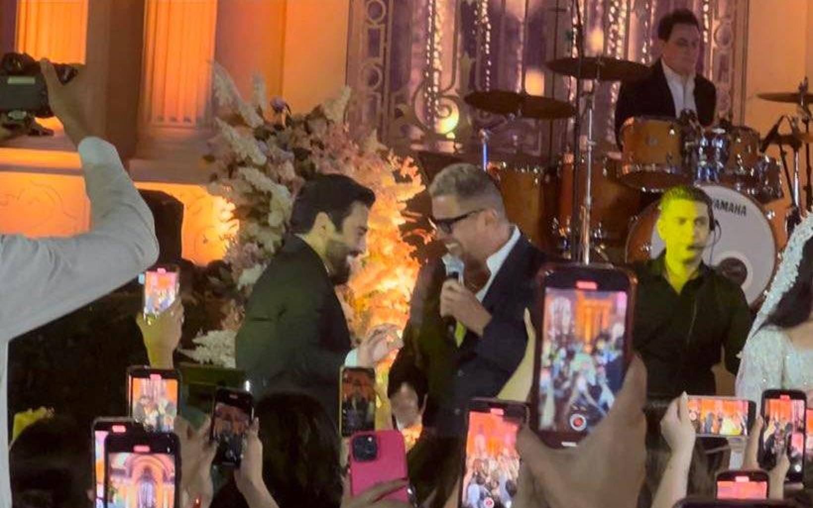 عمرو دياب يشارك حميد الشاعري دويتو في حفل زفاف ابنته