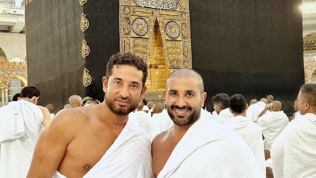 بعد أزمة إطلالته في جدّة... أحمد سعد يؤدي العمرة بصحبة شقيقه