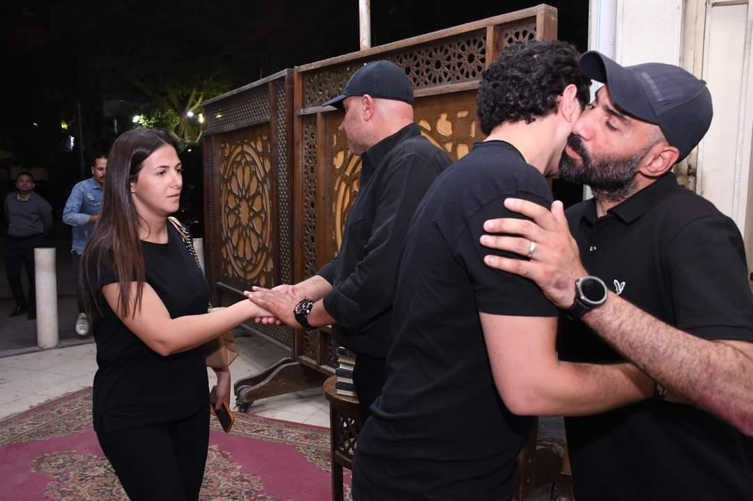 بالصور - النجوم يواسون المخرج خيري سالم وأشقائه في عزاء والده