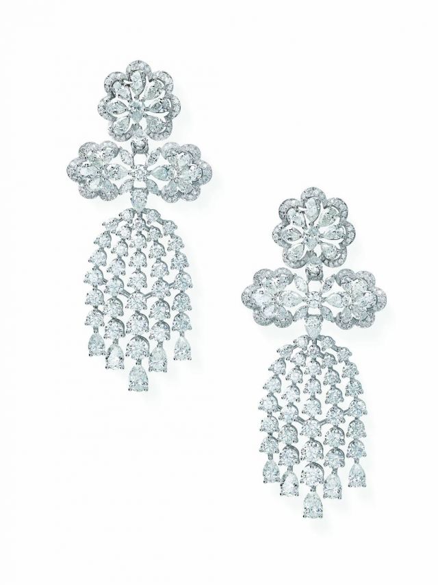 أقراط مصنوعة من الذهب الأبيض عيار 18 قيراط، ومرصّعة بالماس