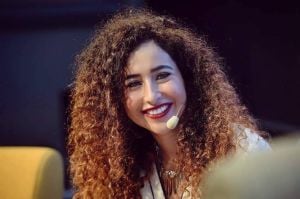 غادة والي تردّ على اتهامات الفنان الروسي: "كاذب وتصاميمي أصلية"