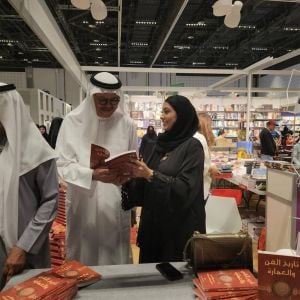 د. سمر الشامسي توقّع على "تاريخ الفن والعمارة" في معرض أبوظبي للكتاب