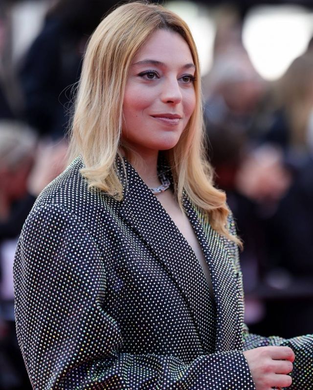 المغنية الفرنسية سانتا في عرض فيلم Asteroid City