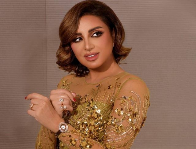 بالصور - أنغام تجري بعض التعديلات على فستانها الفخم.. سعره خيالي