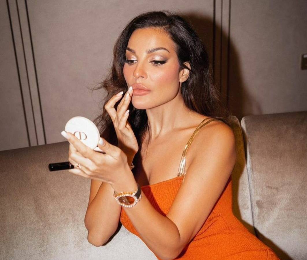 بالصور - نادين نسيب نجيم تُحدث ضجة بسعر إطلالتها وساعتها في قطر