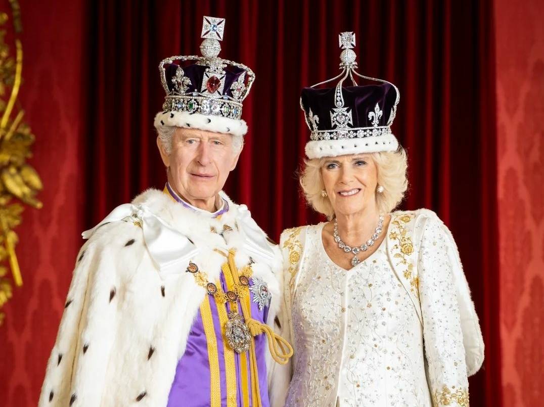 بالصور - هكذا كرمت الملكة كاميلا أولادها وأحفادها وكلبيها في حفل التتويج