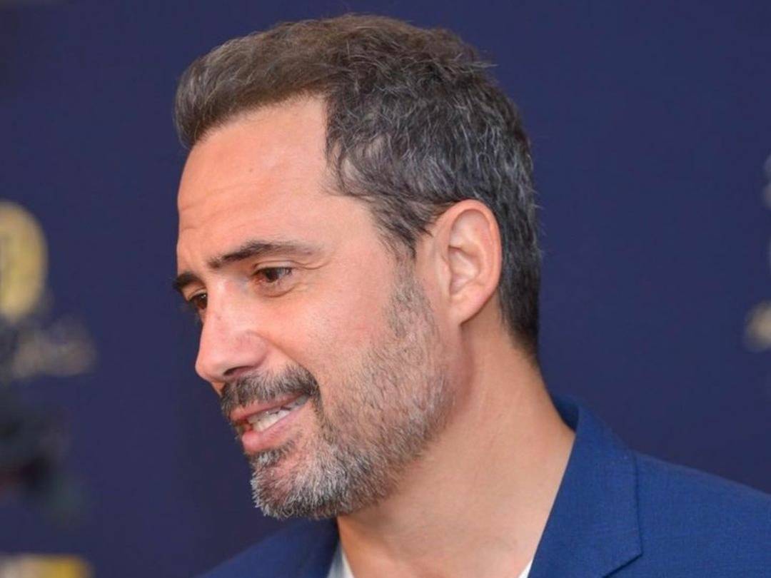 ظافر العابدين يمازح الجمهور بصور عفوية.. هكذا يركّز في العمل