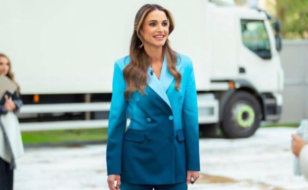 الملكة رانيا تشارك في تخرج إبنتها بإطلالة صيفية ناعمة