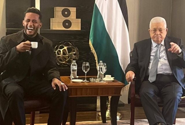 معطف محمد رمضان باهظ الثمن وتسريحة شعره الغريبة حديث الجمهور