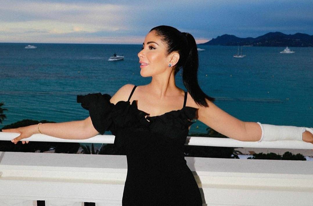 بالصور - تألّقي بإطلالات منى زكي الأنيقة في مهرجان 