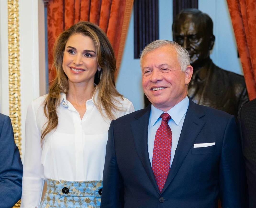 الملكة رانيا والعاهل الأردني يطبّقان الطقوس الأردنية الشعبية في زفاف أولادهما