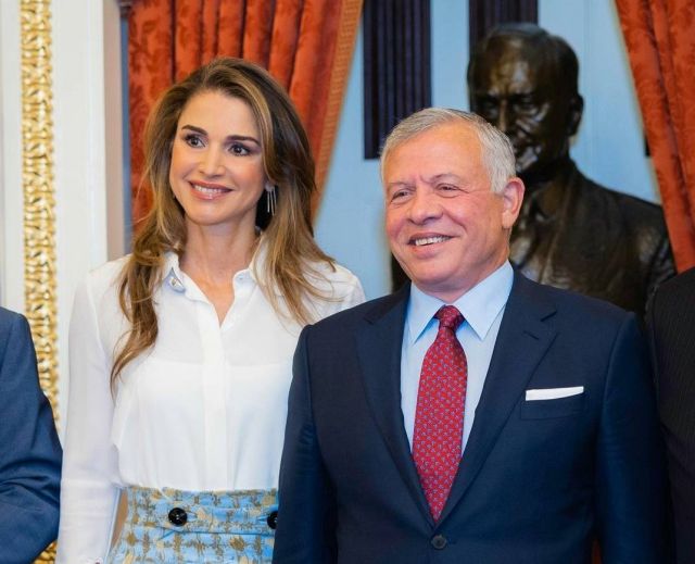 الملكة رانيا والعاهل الأردني يطبّقان الطقوس الأردنية الشعبية في زفاف أولادهما