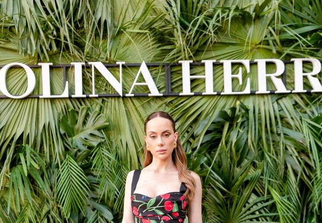علامة Carolina Herrera تطلق تشكيلة Resort 2024 الجديدة من أزياء السفر والعطلات