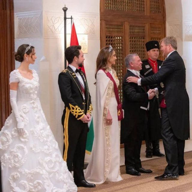 الأميرة رجوة بفستان زفاف ثانٍ... وعبارة التاج تلفت الأنظار