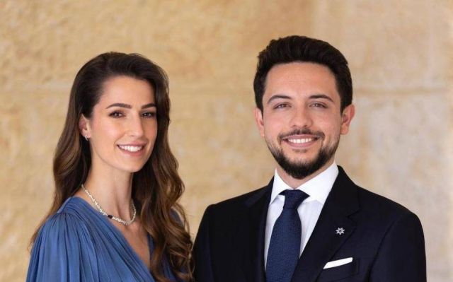 الكشف عن بطاقة دعوة زفاف ولي عهد الأردن وتفاصيل الحفل