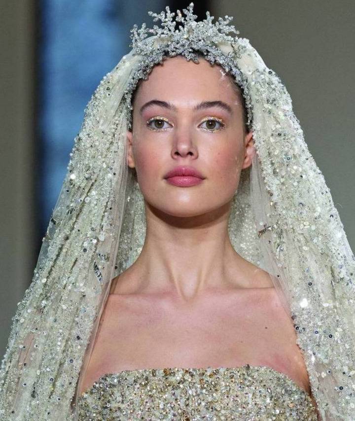 إختاري فستان زفاف مطرّز بورود ثلاثية الأبعاد