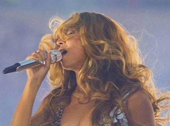 بيونسيه تتألق بفستان مميّز من Paco Rabanne