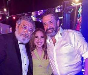 بالفيديو - كريم عبد العزيز يرقص ويعزف على الدف في زفاف إبن ماجد الكدواني