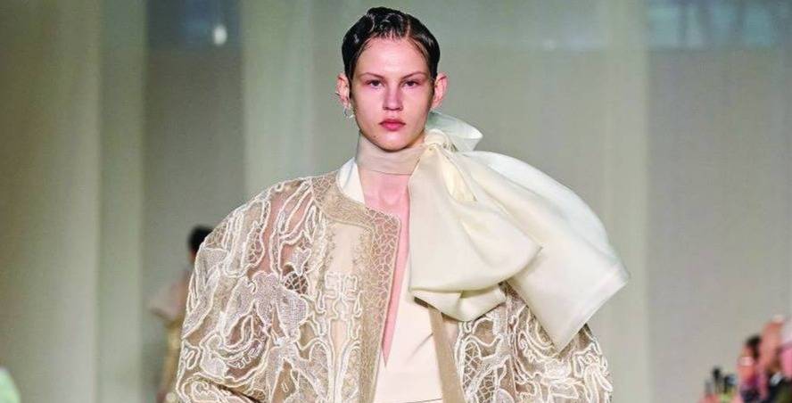 تصاميم بأحجام ضخمة وكشاكش عريضة لفستان زفاف لا يُنسى