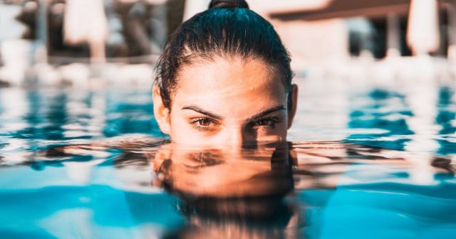 نصائح بسيطة لحماية الشعر من التلف بسبب حمّام السباحة