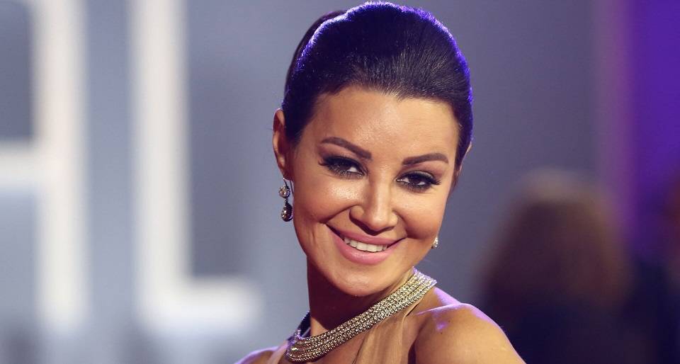 بالصور - أروى جودة تحمي نفسها من انتقادات فُتحة فستانها الجريئة... هذا ما فعلته