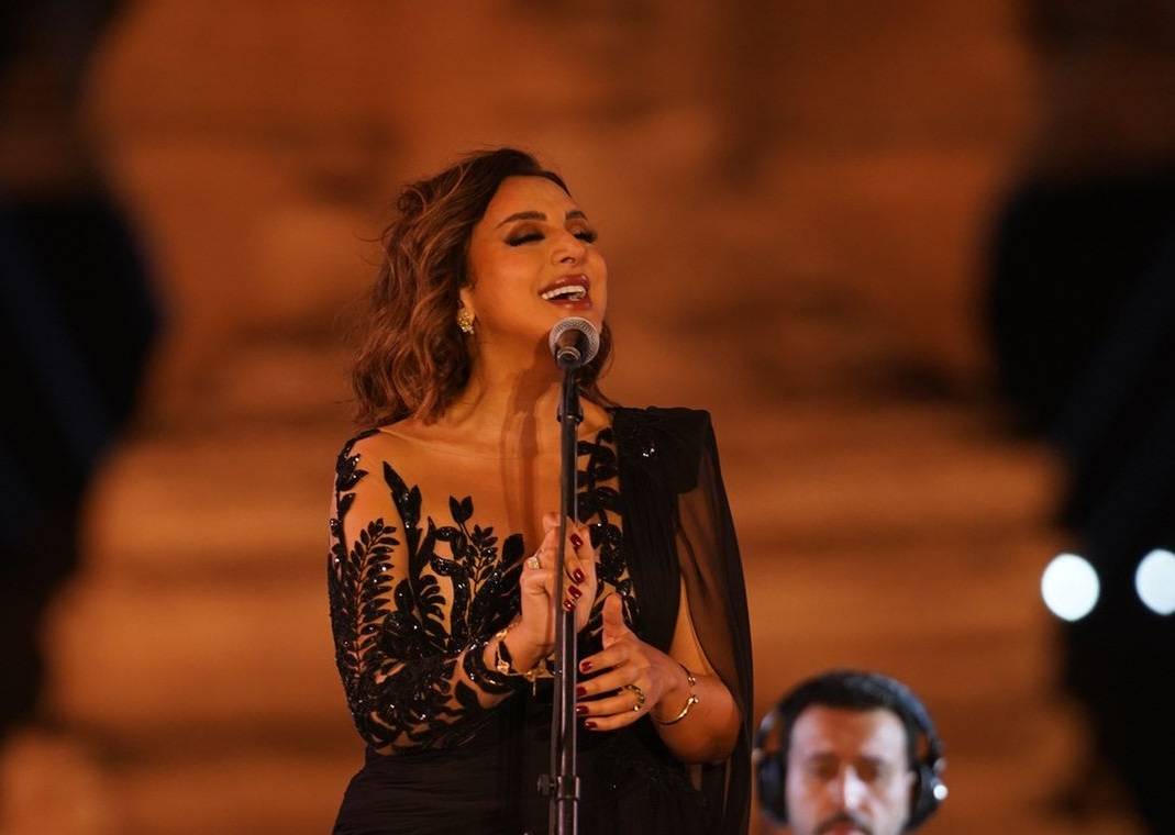 بالصور - أنغام تحيي حفلاً عالمياً تحت سفح الأهرامات