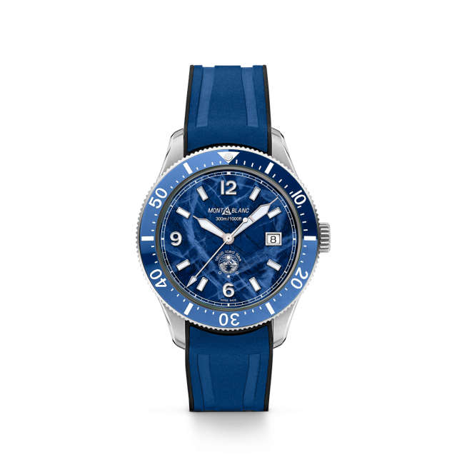 ساعة MONTBLANC 1858 Iced Sea Coffret  ساعة بإصدار محدود باللون الأزرق منقوش ميناؤها باللايزر  وهي تعرض صورة قمّة Aiguille du Moine