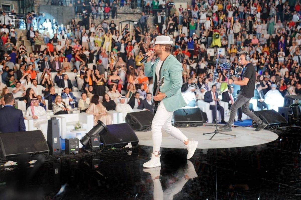 بالصور- تامر حسني يحصد جائزة 