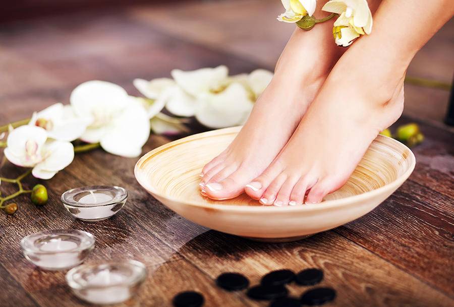 روتين بسيط للعناية بالقدمين في فصل الصيف