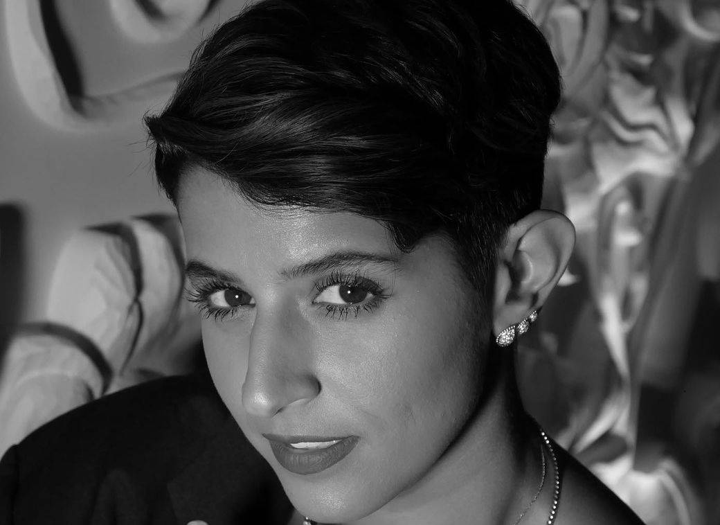 نورة العميري تُحدث ضجة ببيجاما وفيديو راقص على البحر