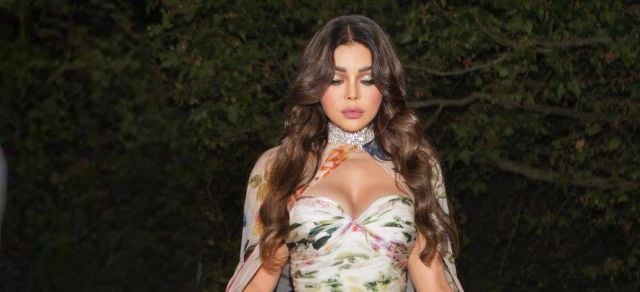 تألّقي بفستان هيفاء وهبي المنقوش بالورود... هذا سعره