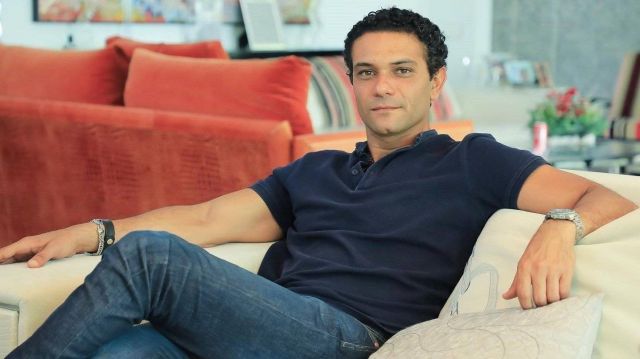 بالفيديو - آسر ياسين يمازح طارق العريان والأخير يردّ عليه