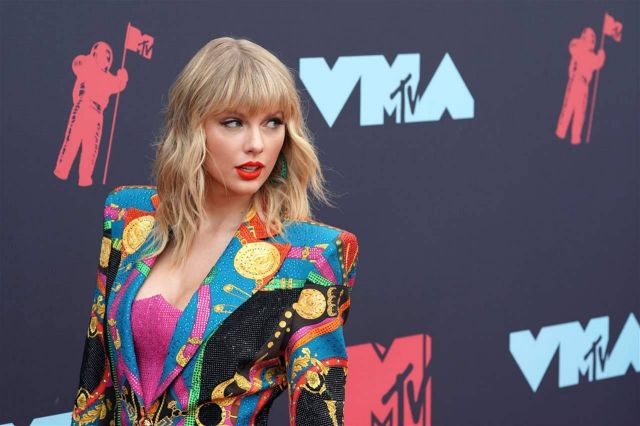 بالفيديو - تايلور سويفت تتعرض لموقف محرج وغريب على المسرح