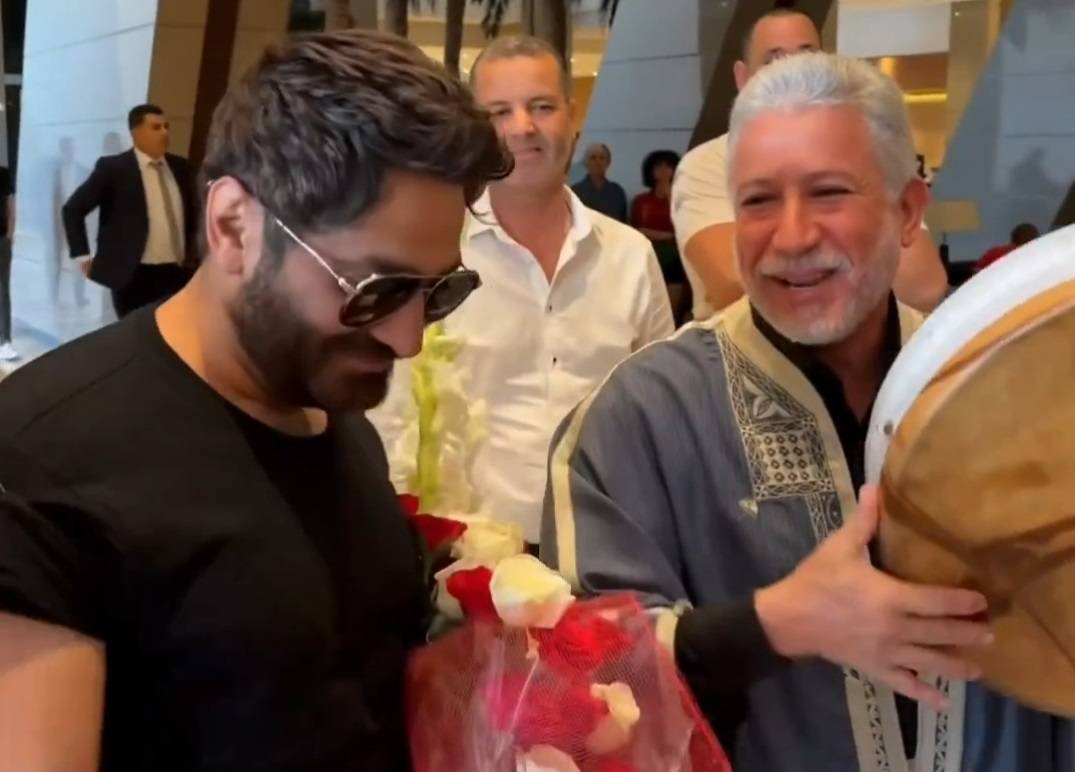 بالفيديو - التعليق الأول لتامر حسني على استقباله في تونس بالطبول