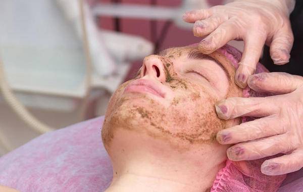 جرّبي هذه المقشّرات الطبيعية لإزالة الجلد الميت