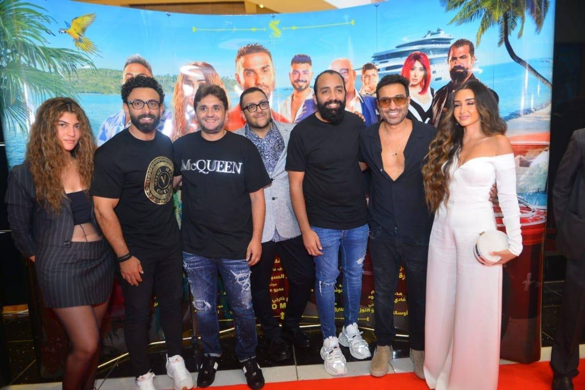 بالفيديو والصور - أحمد فهمي يكشف حقيقة انفصاله عن هنا الزاهد وسبب غياب شقيقه عن عرض فيلمه