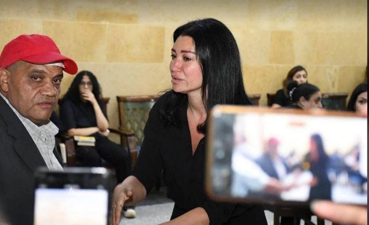 بالصور- بكاء ومواقف إنسانية من أروى جودة في عزاء والدها