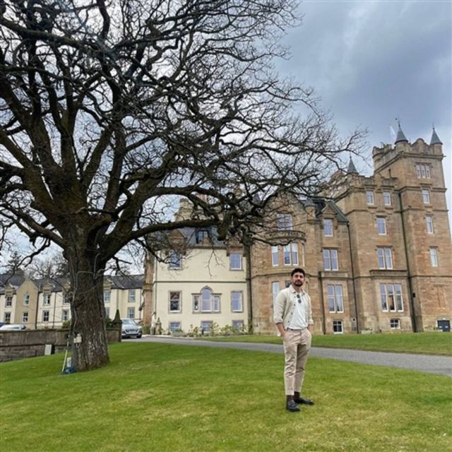 أمير المصري في نفس مكان صورة أسماء جلال