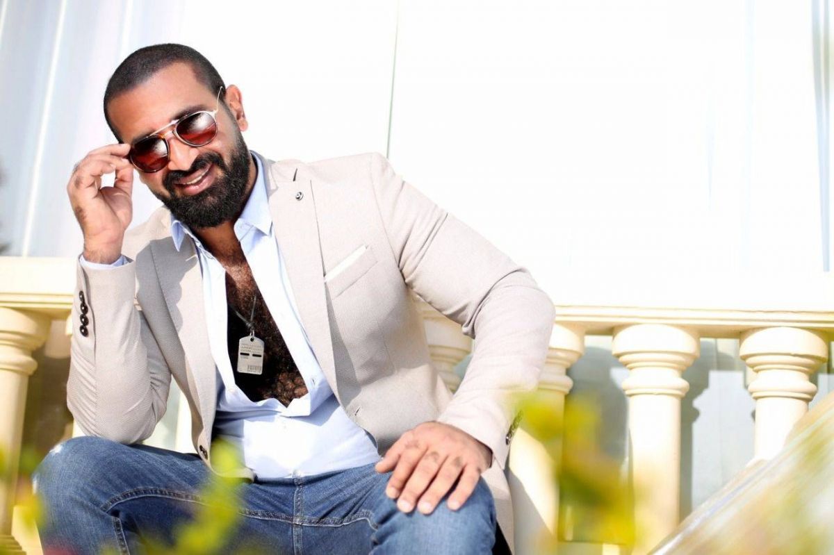 أحمد سعد يوجّه رسالة ساخرة الى عمرو مصطفى... والأخير يردّ