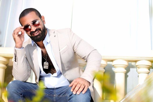 أحمد سعد يوجّه رسالة ساخرة الى عمرو مصطفى... والأخير يردّ