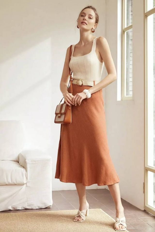 تنورة الكتان الفسكوزي المنسدلة والمزينة بحزام (1130 ريال سعودي)