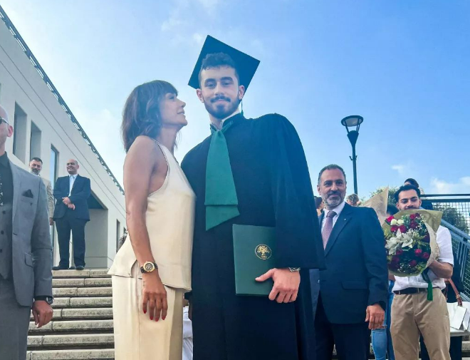 كاريس بشّار... أم فخورة بتخرج ابنها من الجامعة