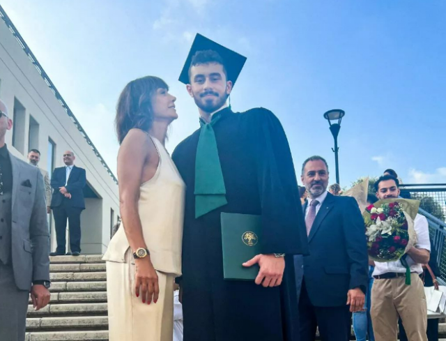 كاريس بشّار... أم فخورة بتخرج ابنها من الجامعة