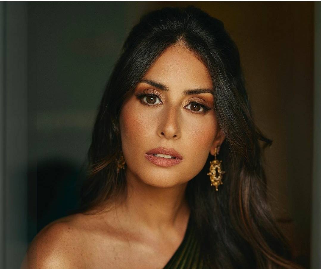 هبة طوجي تتألق بفستان فضفاض.. إليكم سعره