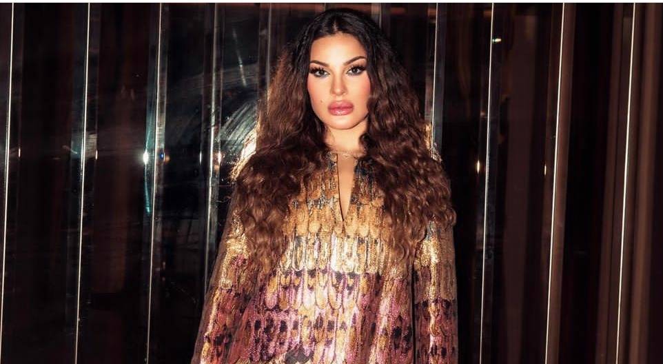 نادين نسيب نجيم تستعرض رشاقتها بموضة الدنيم الجريئة