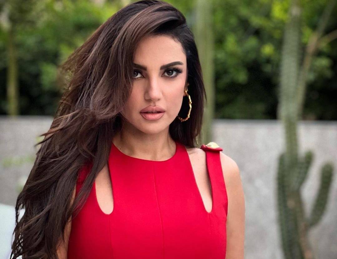 استوحي إطلالتك الصيفية من درّة... شاهدي اختياراتها الأنيقة