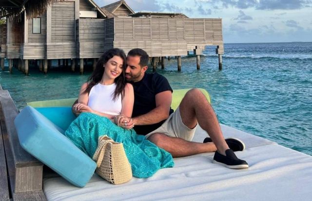 بالصور - ماريتا الحلاني بإطلالات صيفية ناعمة في شهر العسل